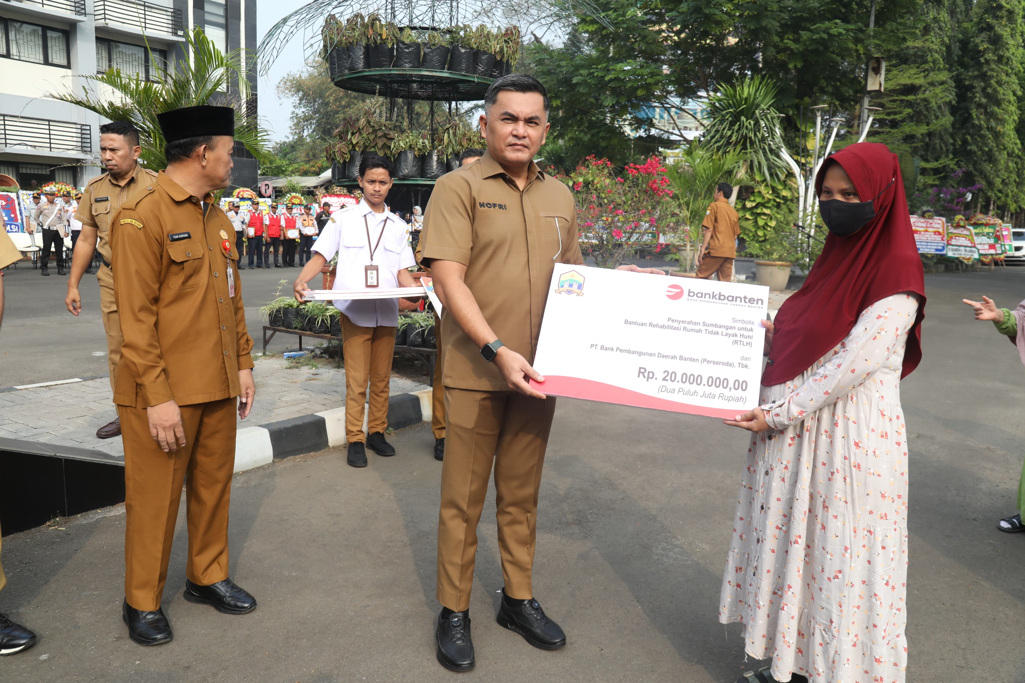 Simbolis Penyerahan Sumbangan untuk Bantuan Rehabilitasi Rumah Tidak Layak Huni (RTLH)